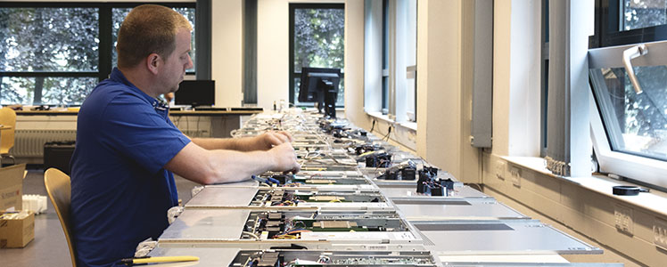 Patrick aan het werk met het assembleren van nieuwe emailservers. In combinatie met Barracuda gaan ze spam tegen.