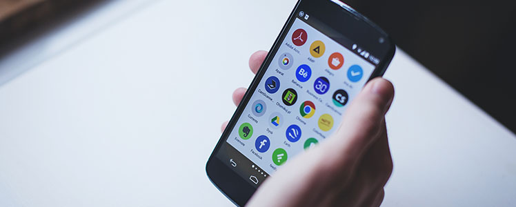 Aan een moderne website kan ter ondersteuning een app worden toegevoegd voor mobiel gebruik.