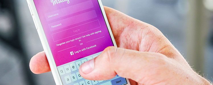We zijn tegenwoordig altijd en overal online, ook via apps op je telefoon. Meestal is voor dit gebruik een wachtwoord nodig.