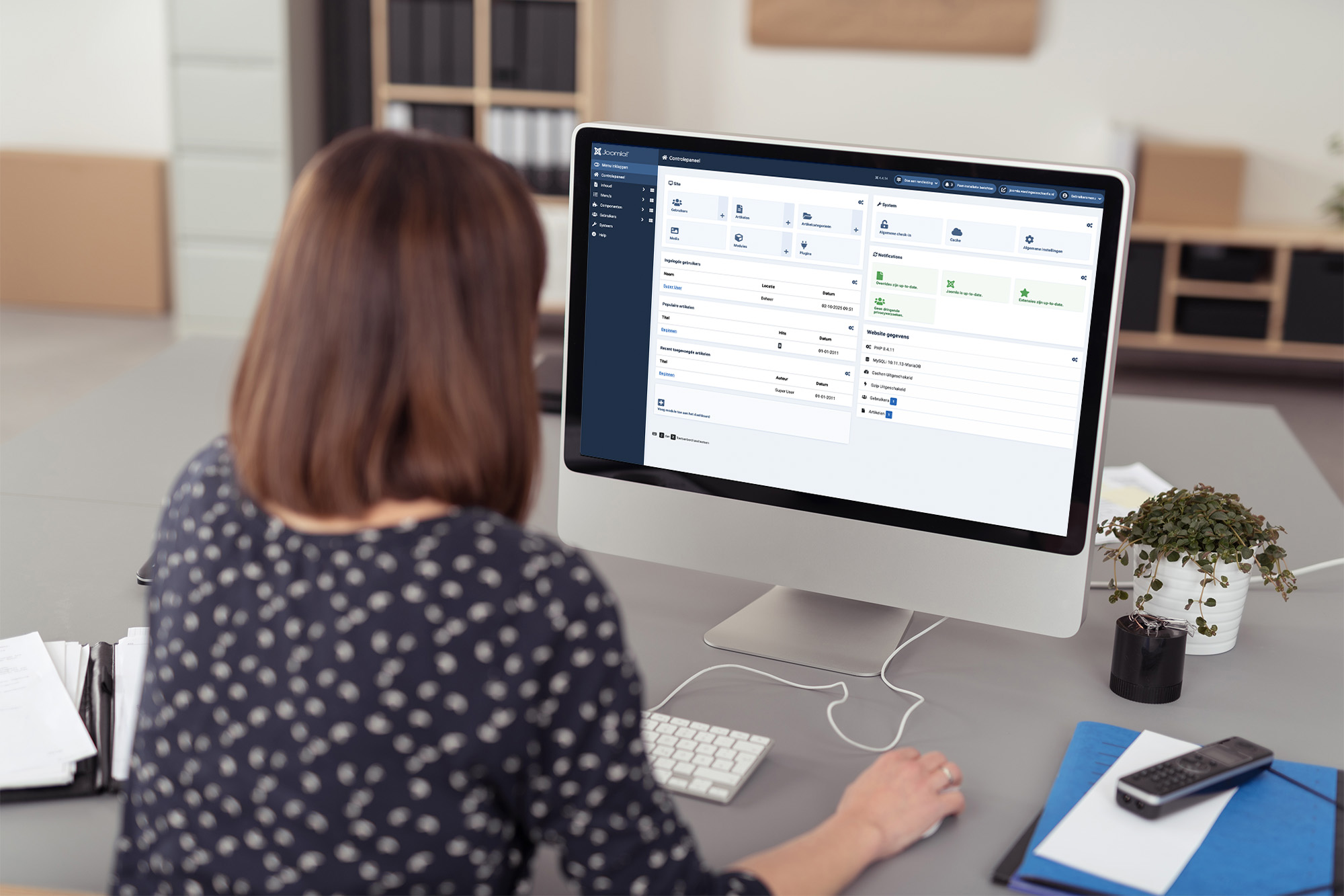 Dame gebruikt Joomla op iMac - sfeerbeeld