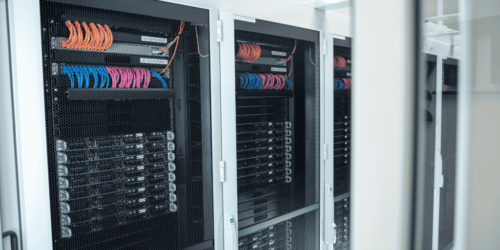 Een sfeerbeeld van hardware in het datacenter