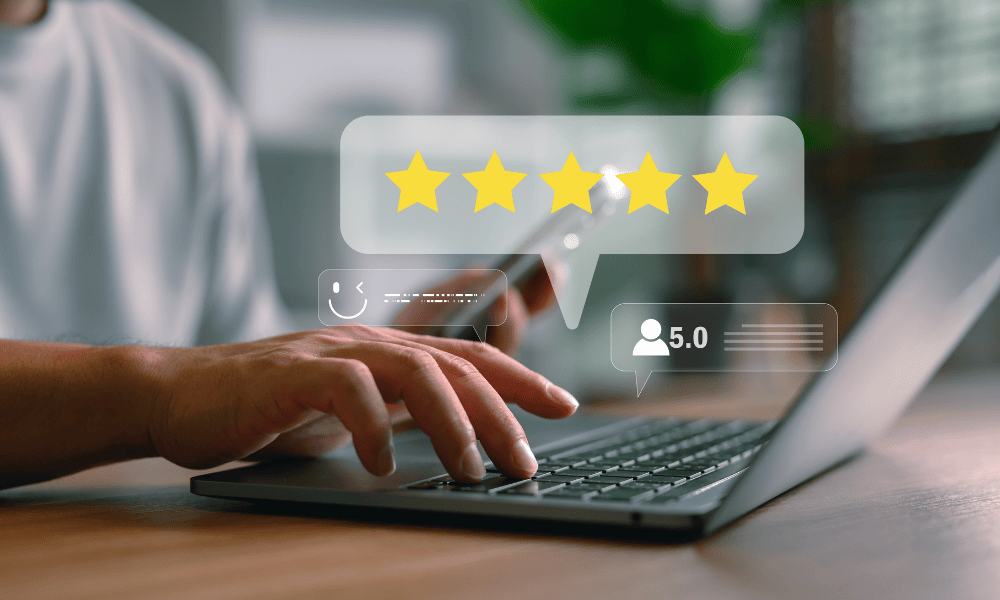 Een sfeerbeeld van iemand op een laptop met review kopjes