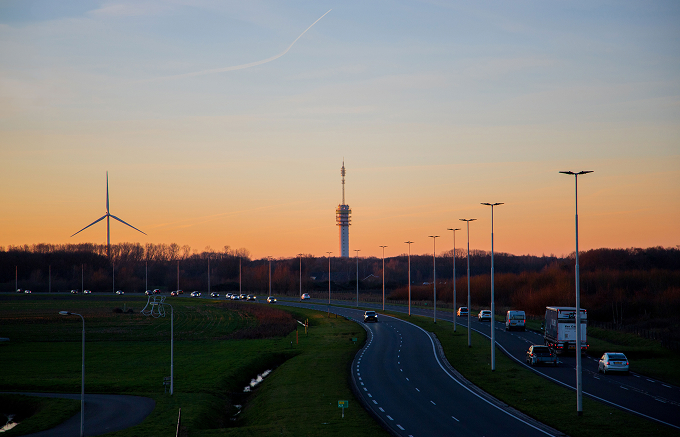 De toren in Loon op Zand waarin ons datacenter staat, bij zonsondergang naast de snelweg
